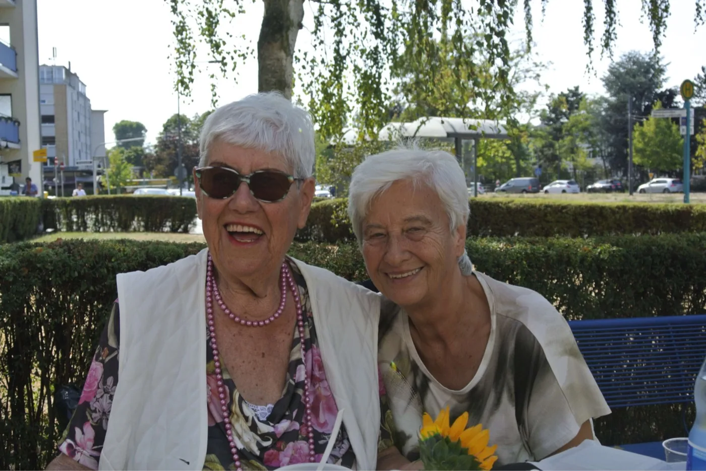 Senioren im Gespräch im Freien